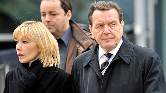 Alt-Kanzler Gerhard Schröder (r.) mit seiner Ehefrau Doris Schröder-Köpf auf dem Weg ins Stadion. © dpa 