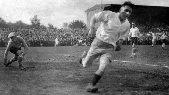 Erwin Seeler (vorne) erzielt im Hamburger Victoria-Stadion für den SC Lorbeer ein Tor im Endspiel der Bundesmeisterschaft 1931.  