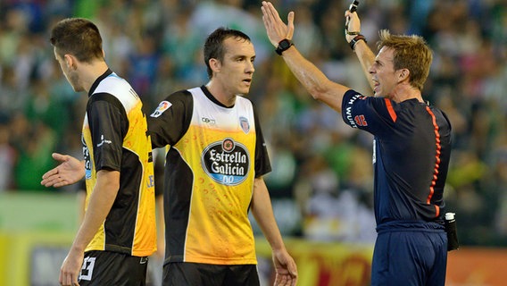 CD Lugo-Spieler Valentin Pirarro im Trikot mit dem Sponsor der Bier-Marke Estrella © imago/Alterphotos 