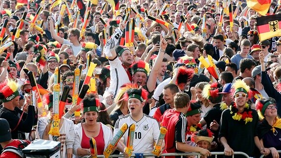 Fußballfans jubeln in Hamburg © dpa Foto: Bodo Marks