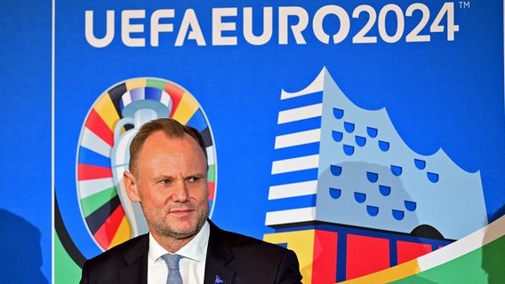 Le ministre de l'Intérieur de Hambourg, Andy Grote, devant le logo de l'UEFA Euro 2024 © Witters 