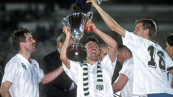 Mirko Votava (l.), Klaus Allofs (M.) und Manfred Bockenfeld bejubeln den Sieg von Werder Bremen im Europacup der Pokalsieger 1992. © imago/Laci Perenyi 
