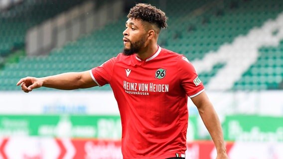 Verteidiger Simon Falette vom Fußball-Zweitligisten Hannover 96 © IMAGO / Zink 