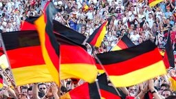 Ein Fahnenmeer aus Schwarz-Rot-Gold beim Public Viewing in Hannover © dpa 