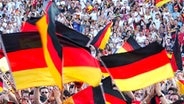 Ein Fahnenmeer aus Schwarz-Rot-Gold beim Public Viewing in Hannover © dpa 