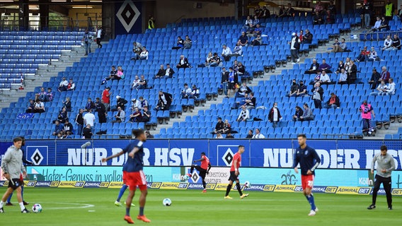 Fans im Volksparkstadion des HSV © Witters 