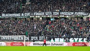 Fans von Hannover 96 protestieren mit einem Banner gegen den Investoren-Einstieg in die Deutsche Fußball Liga (DFL) © IMAGO / osnapix 