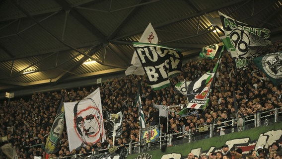 Fans von Hannover 96 protestieren gegen den Investoren-Einstieg in die Deutsche Fußball Liga (DFL) © IMAGO / Claus Bergmann 