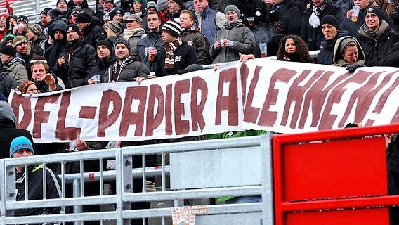 Fans des FC St. Pauli protestieren gegen das Sicherheitskonzept von DFB und DFL © Witters Foto: Valeria Witters