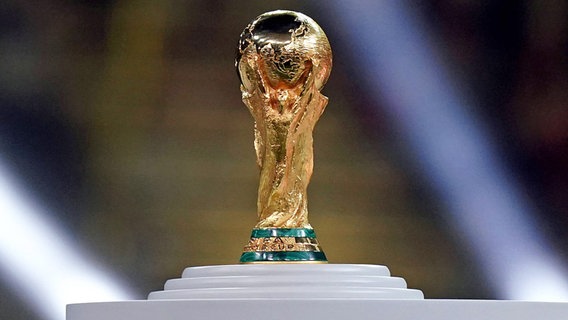 Der Pokal der Fußball-Weltmeisterschaft der Männer © IMAGO / PA Images 