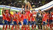 Spanien bejubelt den EM-Titel © IMAGO/Shutterstock Foto: Michael Zemanek