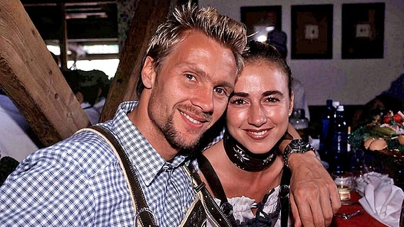 Thorsten Fink mit Ehefrau Silke auf dem Oktoberfest (Archivbild aus dem Jahr 1998) © imago Foto: Sven Simon
