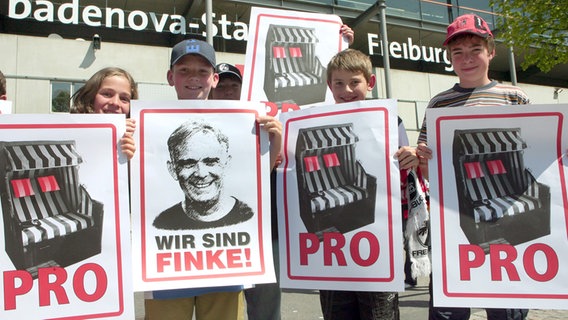Fans pro Volker Finke © picture alliance/dpa Foto: Rolf Haid