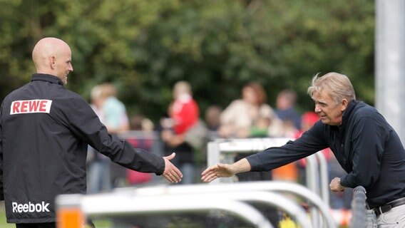 Manager Volker Finke (r.) und Trainer Stale Solbakken vom 1. FC Köln © picture alliance/dpa Foto: Rolf Vennenbernd