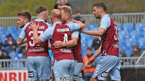 Jubel bei den Fußballern von Weiche Flensburg © IMAGO / Beautiful Sports 