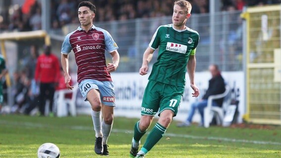 Flensburgs Niclas Nadj (l.) und Lübecks Tommy Grupe kämpfen um den Ball. © IMAGO / Beautiful Sports 
