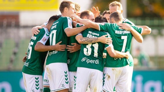 Lübecks Spieler bejubeln einen Treffer. © IMAGO / Agentur 54 Grad 