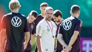 Bundestrainer Hansi Flick mit seinen Nationalspielern © IMAGO / Beautiful Sports 
