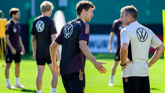 Bundestrainer Hansi Flick (r.) mit Thomas Müller © picture alliance/dpa | Julian Stratenschulte 