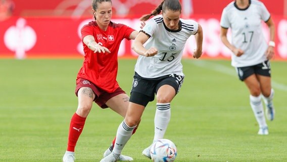 Die Schweizerin Geraldine Reuteler und die Deutsche Sara Däbritz im Zweikampf © picture alliance Foto: Steffen Proessdorf