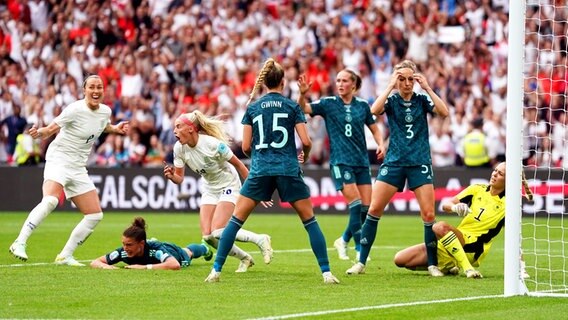 Englands Nationalspielerin Chloe Kelly (3.v.l.) trifft gegen Deutschland. © IMAGO / PA Images 