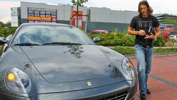 Torsten Frings mit seinem Ferrari © Witters 