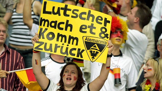 Ein weiblicher Aachen-Fan hält ein Plakat für Torsten Frings in die Höhe © imago sportfotodienst Foto: imago sportfotodienst