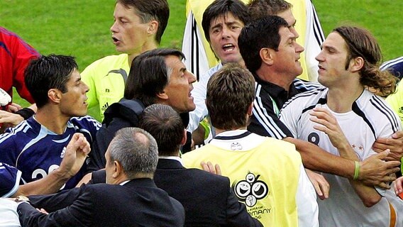 Rangelei nach dem WM-Viertelfinale 2006 zwischen Deutschland und Argentinien © picture-alliance/ dpa Foto: Jan Woitas