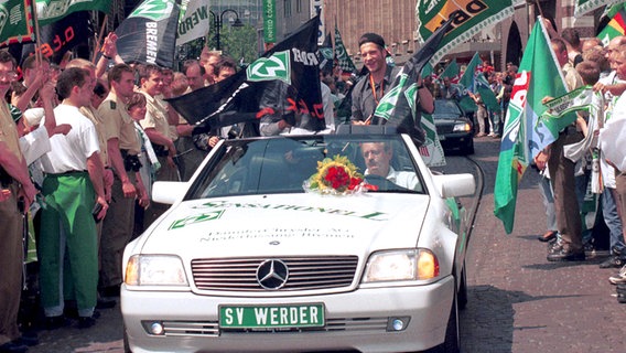 Parade für die Spieler von Werder Bremen nach dem Pokalsieg 1999 © imago sportfotodienst Foto: imago sportfotodienst
