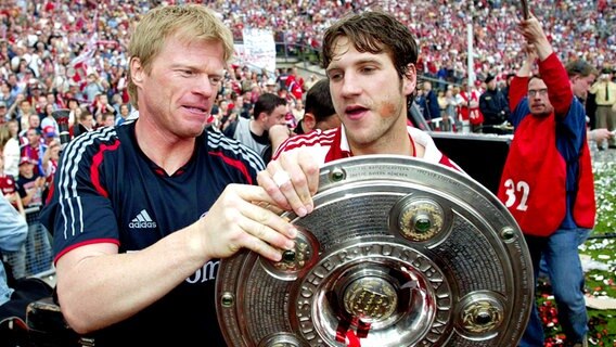 Oliver Kahn und Torsten Frings (r.) mit der Meisterschale © imago sportfotodienst Foto: imago sportfotodienst