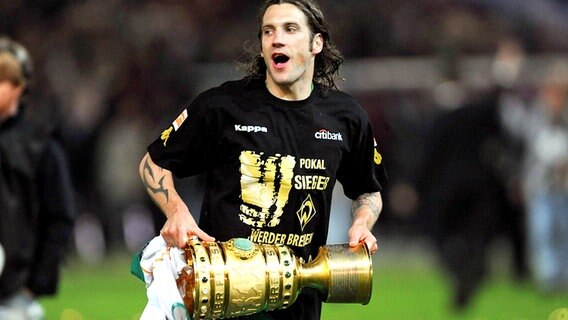 Torsten Frings mit dem DFB-Pokal © imago sportfotodienst Foto: imago sportfotodienst