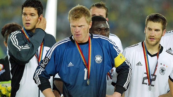 Michael Ballak, Oliver Kahn und Torsten Frings (v.l.) nach dem verlorenem WM-Finale 2002 © imago/Ulmer 