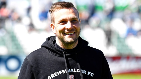 Trainer Lars Fuchs vom Fußball-Regionalligisten Greifswalder FC © IMAGO / opokupix 
