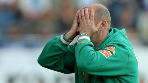 Der Bremer Trainer Thomas Schaaf hält sich die Hände vor das Gesicht © dpa 