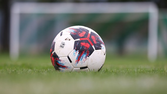 Ein Fußball liegt auf dem Rasen. © picture alliance Foto: Joaquim Ferreira