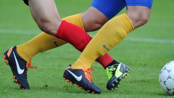 Zweikampf im Fußball. © Witters 