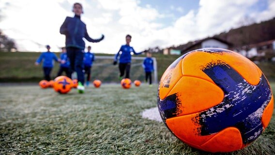 Kinder beim Fußball spielen © IMAGO / HMB-Media 