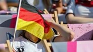 Ein Fan beim Public Viewing zur Fußball-WM 2018 © IMAGO / foto2press 