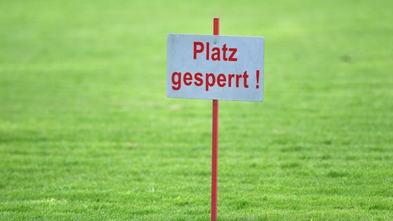 Platz gesperrt © Imago / Funke Foto 