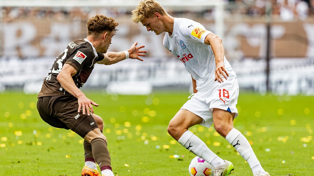 Spielszene St. Pauli gegen Holstein Kiel