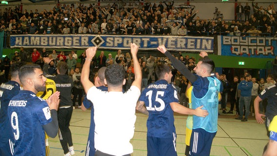 Futsal in der Sporthalle Wandsbek. Die HSV-Panthers feiern ihren Derbysieg gegen den FC St. Pauli. © NDR Foto: Christian Görtzen