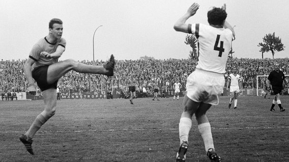 Göttingens Fred Englert (l.) schießt, Essens Roland Peitsch hebt die Hände. © imago images / Werner Otto 