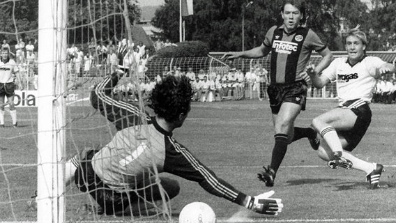 Jimmy Wier (r.) erzielt das 2:0 gegen Frankfurts Keeper Joachim Jüriens. © imago / kicker Foto: kicker