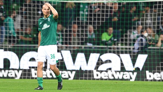 Frust bei Christian Groß vom Fußball-Zweitligisten Werder Bremen nach seiner Gelb-Roten Karte im Derby gegen den Hamburger SV © picture alliance/dpa | Carmen Jaspersen Foto: Carmen Jaspersen