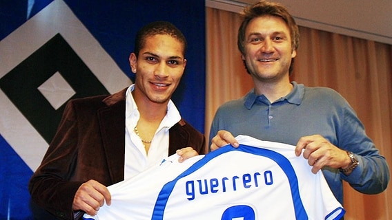 Paolo Guerrero (l.) mit dem früheren HSV-Sportchef Dietmar Beiersdorfer (Archivbild aus dem Jahr 2006) © Witters 