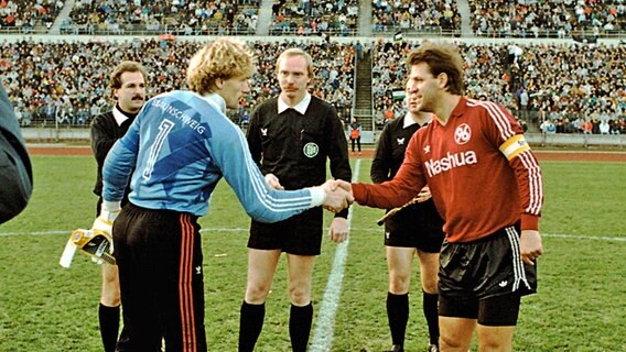 Eintracht Braunschweigs Uwe Hain (l.) und Frank Pagelsdorf von Hannover 96 im Jahr 1989 © imago/Rust 
