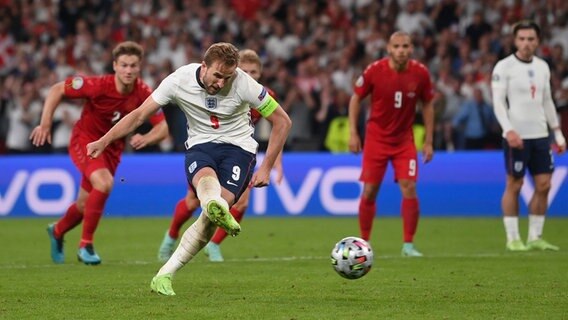 Harry Kane schießt im EM-Halbfinale einen Elfmeter. © Laurence Griffiths/Pool Getty/AP/dpa 