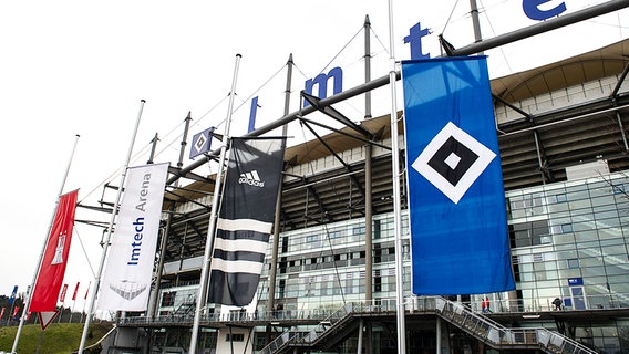 Nach dem Tod von Hermann Riegerim Februar 2014 hängen die Fahnen neben der Arena in Hamburg auf halbmast. © picture alliance / dpa 