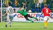 Florian Meyer (l.) vom SC Weiche Flensburg verwandelt beim Hallenmasters in Kiel im Spiel gegen den SV Eichede einen Neunmeter © IMAGO / Lobeca 