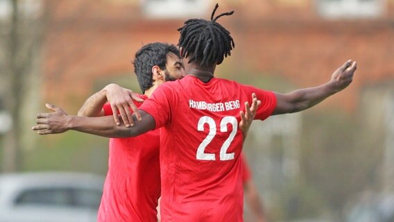 Jubel bei Mohamed Kattaf und Sharif Deen Osman (v.l.) vom Fußball-Kreisklassisten FC Hamburger Berg © Hanno Bode Foto: Hanno Bode